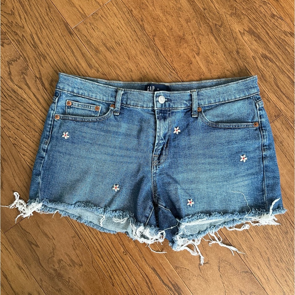 NWOT GAP size 30 distressed raw hem floral embroidered Jean denim shorts - Picture 2 of 6